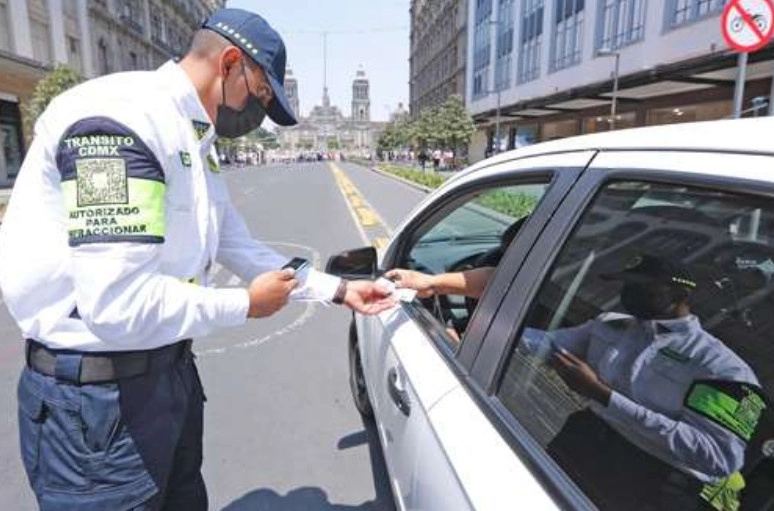De haber sido infraccionado y proporcionaste tu correo electrónico, te llegará una notificación legítima desde tramites@cdmx.gob.mx. Foto 'La Jornada' / Archivo 

