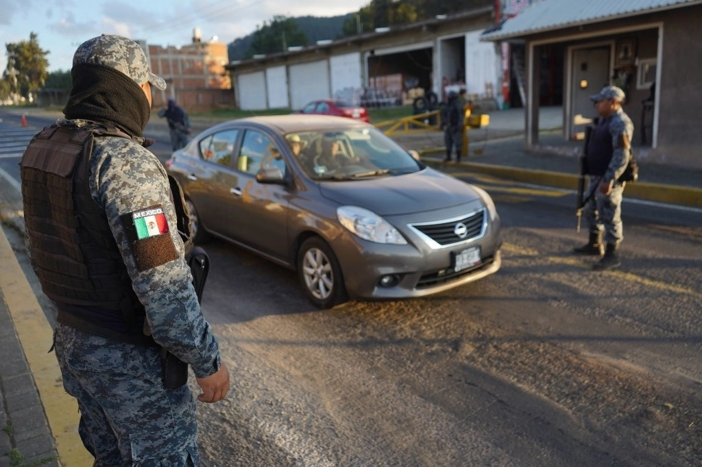 La policía comunitaria de seis poblaciones indígenas de Michoacán, recibieron armamento y capacitación de la Sedena. Foto Cuartoscuro