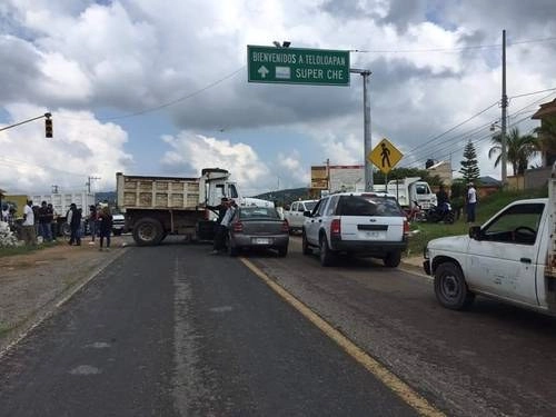 Automovilistas detenidos por el bloqueo que integrantes de la Policía Comunitaria Tecampanera mantienen desde el viernes por la noche en la carretera federal Iguala-Ciudad Altamirano, cerca de Teloloapan, en la zona norte de Guerrero. Foto ‘La Jornada’