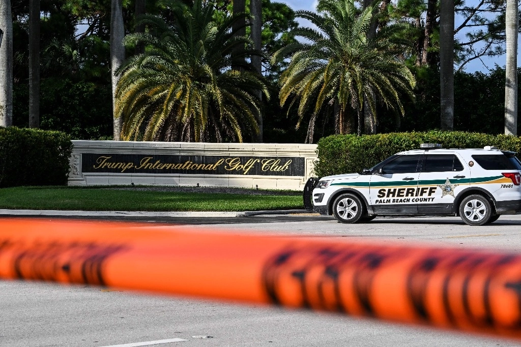 El Servicio Secreto de EEUU informó que su "personal abrió fuego contra el hombre armado cerca del límite de la propiedad" del exmandatario. Foto Afp