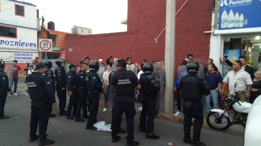 Luego de nueve horas de bloqueo, la policía de Atizapán de Zaragoza desalojó la protesta de vecinos por falta de agua. Foto La Jornada 