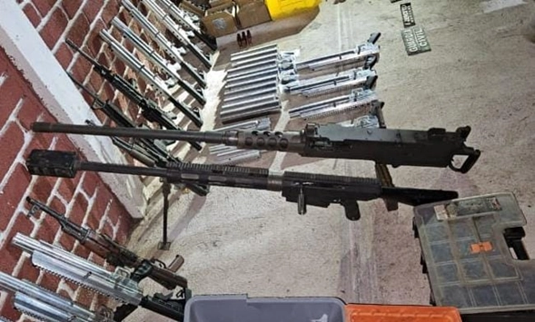 Tras reiterar que la policía del estado está a cargo de la seguridad de Churumuco, así como de Zicuirán, municipio de La Huacana, autoridades informaron sobre el decomiso de armas y explosivos, además del desmantelamiento de talleres donde se blindaban vehículos. Foto FGE y SSP Michoacán
