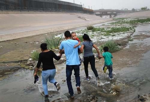 Migrantes en la frontera entre Ciudad Juárez, Chihuahua, y El Paso, Texas. Foto Afp / Archivo
