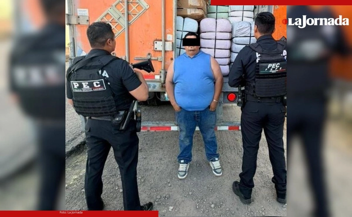 “El vehículo era conducido por Christian, de 37 años, y al interior del remolque se localizaron 255 pacas de ropa, calzado y bolsas de procedencia extranjera”, precisó, la Policía Estatal de Caminos.