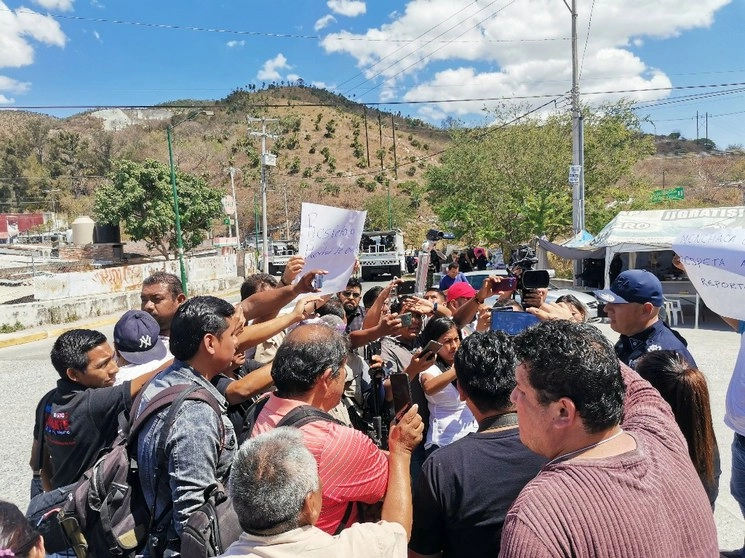 Reporteros increparon al secretario de Seguridad de Guerrero, tras la agresión por parte de elementos de la corporación. Foto Sergio Ocampo 