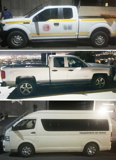 Camionetas en las que eran trasladados los migrantes centroamericanos por la autopista  Pachca-Sahagún. Foto La Jornada