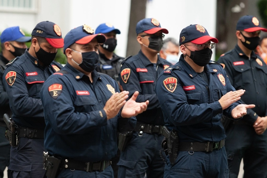 Durante un reconocimiento a la policía de esta capital. Foto Pablo Ramos / Archivo