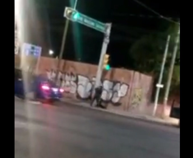 “El agente respondió detonando su arma a cargo, acción que derivó en lesiones en el costado izquierdo del cuerpo al ciudadano”, señaló. foto tomada de video en Twitter