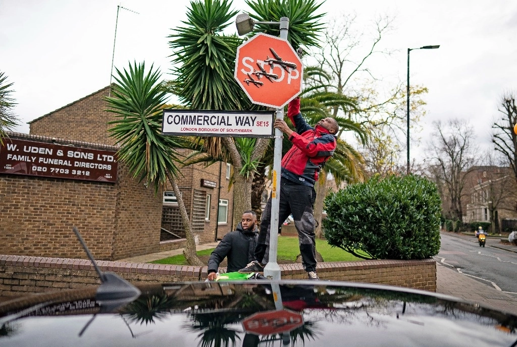Sujetos robaron la más reciente obra del artista callejero Banksy, en Londres, Inglaterra. Foto  Ap