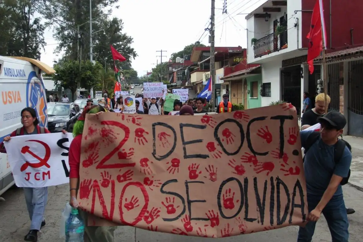 Jóvenes activistas, estudiantes y ciudadanía marcharon en Xalapa para conmemorar la masacre del 2 de octubre de 1968 en Tlatelolco y exigir justicia a 57 años de los hechos. Foto