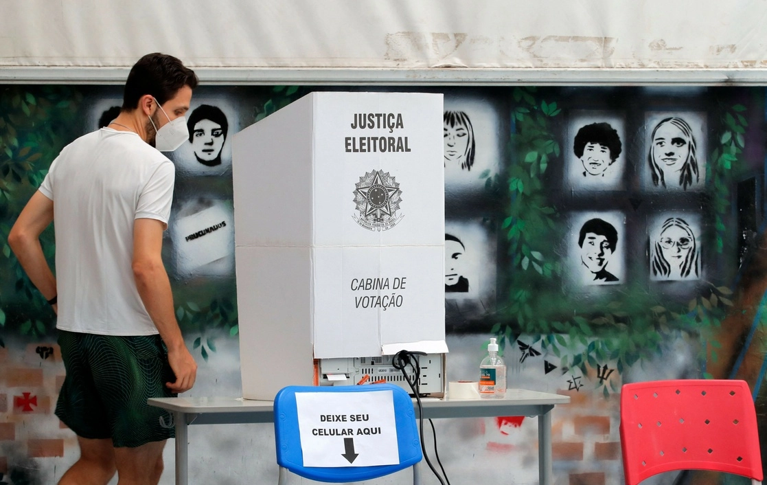Los brasileños están llamados a participar en el balotaje entre el ex presidente Luiz Inácio Lula da Silva y el actual mandatario, Jair Bolsonaro, el 30 de octubre de 2022. Foto Afp