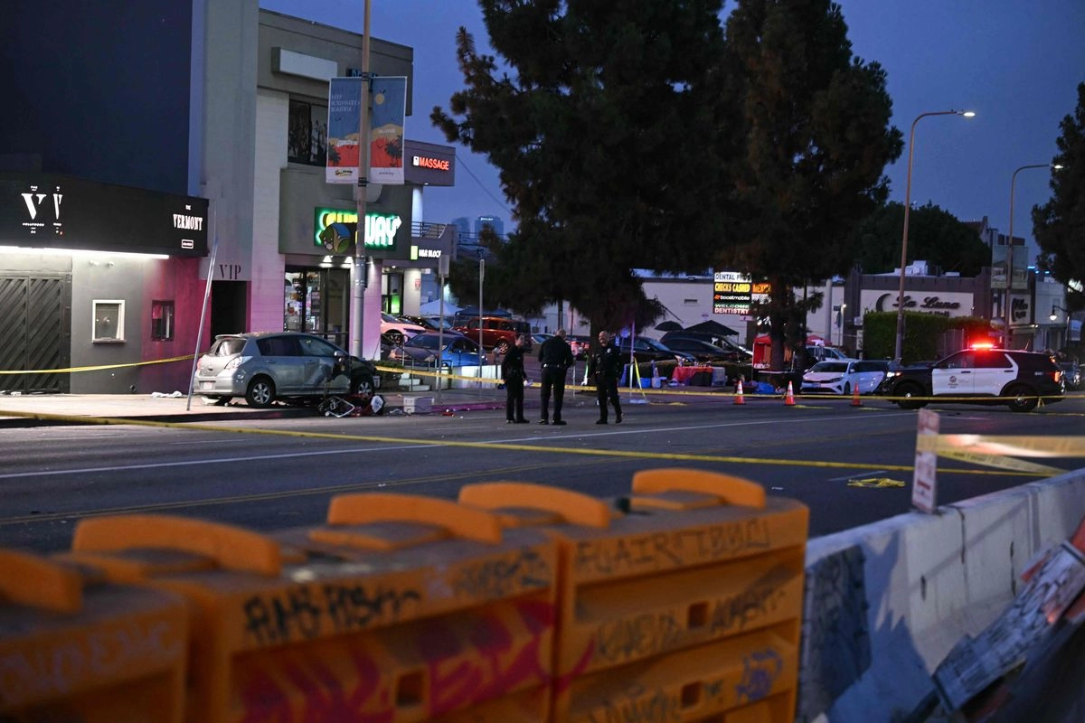 Oficiales se encuentran en el lugar de los hechos, cerca del recinto musical The Vermont, después de que un vehículo atropellara a una multitud en Hollywood la madrugada del 19 de julio de 2025.