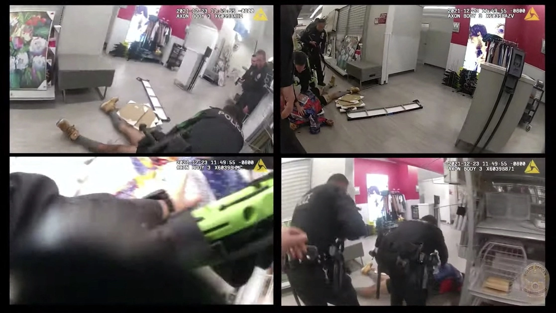 La policía afirma que acudió a la tienda cerca de Los Ángeles, en North Hollywood, en respuesta a un llamado sobre "un ataque a mano armada". Foto Afp