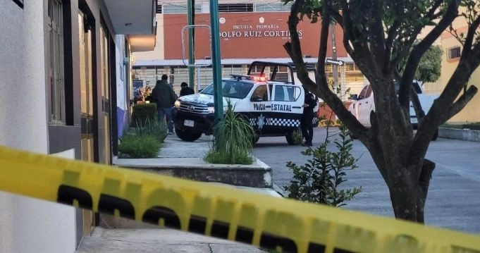 El policía disparó al profesionista mientras se encontraba de espaldas y tirado en el suelo al tratar de evitar el desalojo. Foto 