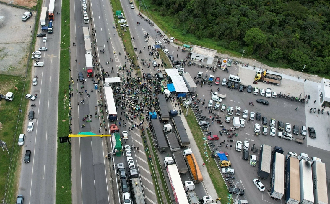vVista aérea de un bloqueo de una autopista en Palholca, Brasil, realizado por simpatizantes del presidente Jair Bolsonaro. Foto Afp 