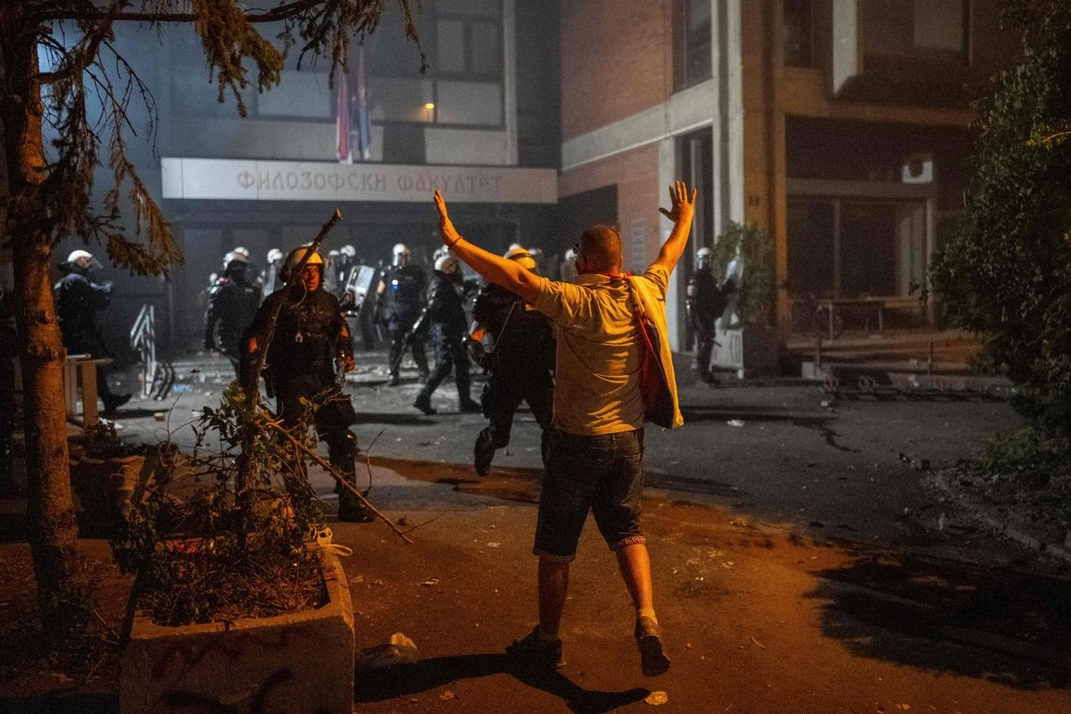 Los manifestantes marcharon hacia la universidad de la ciudad reiterando sus demandas. Foto