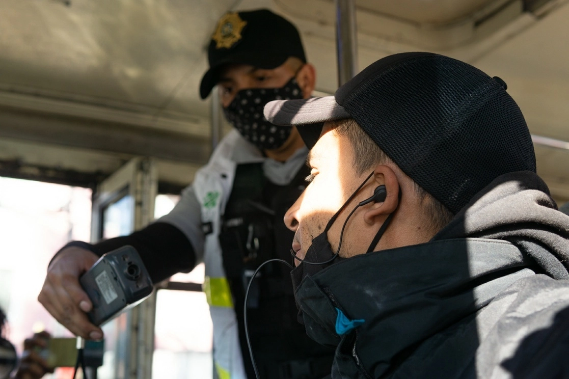 Aplicación de pruebas de alcoholemia a conductores de la CDMX. Foto Pablo Ramos / Archivo