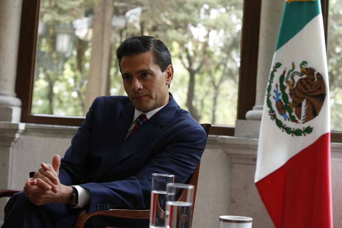 El entonces presidente Enrique Peña Nieto, en su oficina en Los Pinos, el 20 de mayo de 2016. Foto Carlos Ramos Mamahua