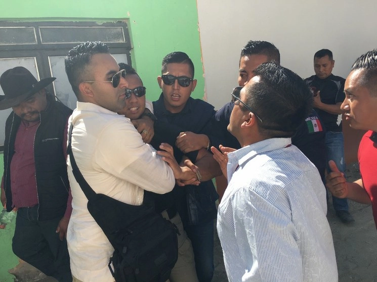 El policía fue sometido por cinco de sus compañeros. Foto Rubicela Morelos