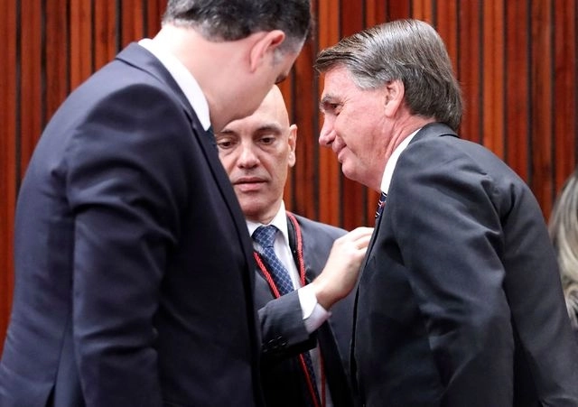Jair Bolsonaro dijo que las personas que se vacunaron contra el covid-19 corrían el riesgo de contraer Sida. Foto Afp
