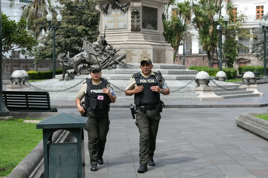 Policías patrullan los alrededores del Palacio Presidencial de Carondelet, en Quito, Ecuador, el 15 de enero de 2024. Foto Afp 