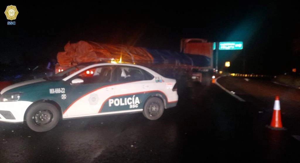 Un oficial de la Policia Bancaria e Industrial evitó el robo de 20 toneladas de tubo de cobre, procedente de San Luis Potosí  hacia la Ciudad de México. Foto cortesía SSC