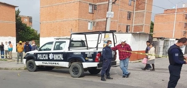Un policía capitalino disparó contra varios asaltantes que le cerraron el paso a una unidad de transporte público en la que éste viajaba en Tultepec y abatió a uno de ellos. Foto ‘La Jornada’