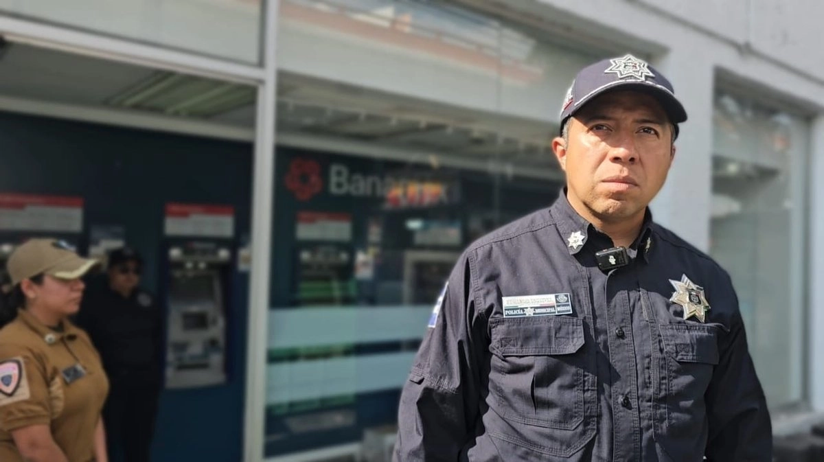 Elemento de la Policía Municipal de Ecatepec durante acciones de vigilancia en una sucursal bancaria. Foto 