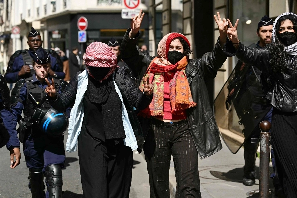 La policía de París entró en el prestigioso Instituto de Estudio Políticos de París (Sciences Po) y desalojó a los estudiantes que habían ocupado sus edificios en protesta por la conducta de Israel en su guerra contra Hamas en Gaza, el 3 de mayo de 2024. Foto Afp
