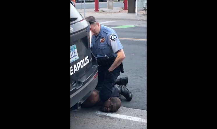 Imagen del momento en el que el policía atacó al hombre. Foto Afp
