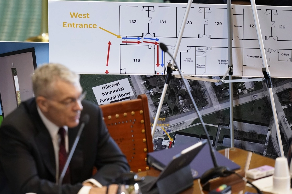 El director del Departamento de Seguridad Pública de Texas, el coronel Steve McCraw, declaró hoy en una audiencia en el Senado estatal sobre el manejo de la tragedia por la policía. Foto Ap 