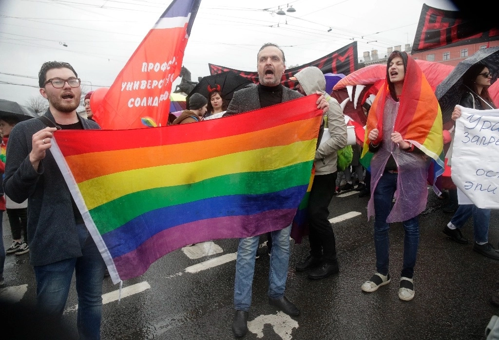 Activistas de la comunidad LGBT+ participan en una manifestación a favor de sus derechos en San Petersburgo, Rusia, el 1° de mayo de 2018. Foto Ap