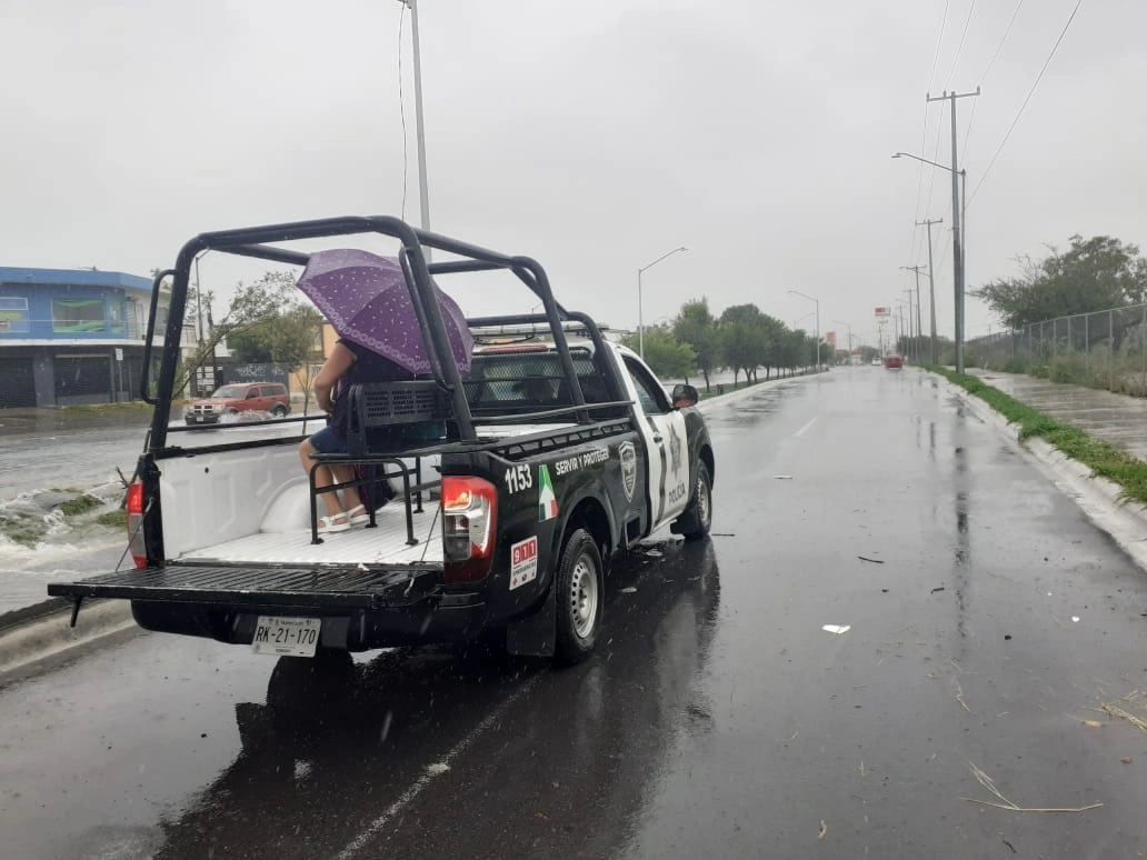 Policías de Apodaca, NL, aseguraron a los migrantes en una casa de la colonia Santa Cecilia. Foto Tomada de https://www.facebook.com/policiadeapodaca