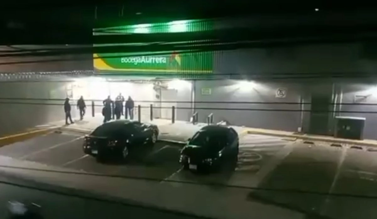 El elemento policíaco fue traslado vía aérea a un hospital donde se reporta como grave. Imagen tomada de video compartido en 