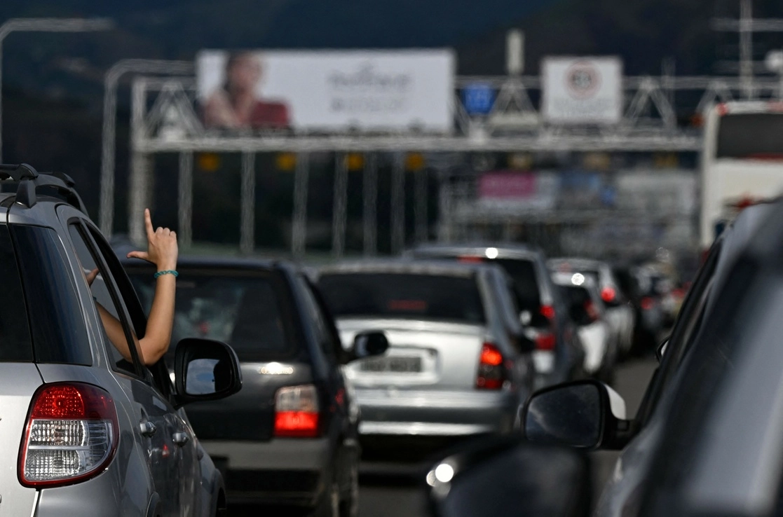 Una mujer hace con su mano la señal "L" de Lula durante un embotellamiento en el puente Río-Niteroi en Río de Janeiro, Brasil, durante la segunda vuelta de las elecciones presidenciales, el 30 de octubre de 2022. Foto Afp
