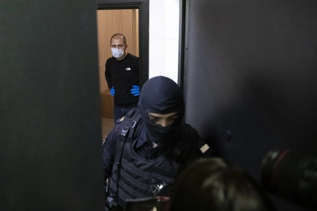 Ingreso de la policía al departamento de Navalny. Foto Ap
