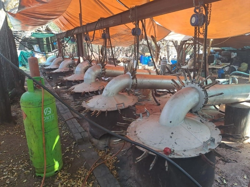 La policía sudafricana descubrió un laboratorio de fabricación de metanfetamina a escala industrial en una de las mayores redadas antidroga de la historia del país y detuvo a cuatro sospechosos, entre ellos dos mexicanos. Imagen tomada de @SAPoliceService