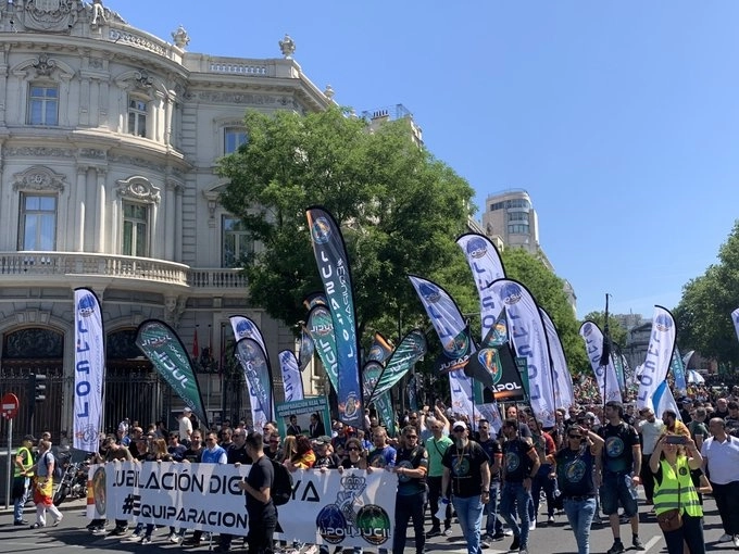 Miles de policías y elementos de la Guardia Civil de España exigieron mejores salarios. Foto @jusapol