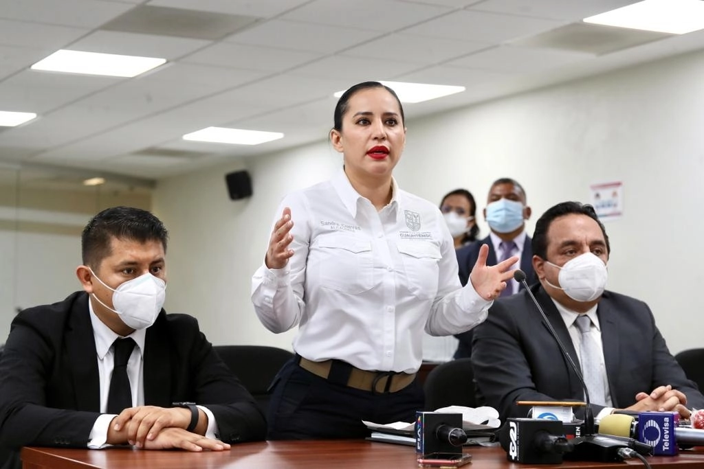 La alcaldesa de Cuauhtémoc, Sandra Cuevas, ofrece disculpas públicas a tres elementos de la SSC, en los juzgados del Reclusorio Norte, en la Ciudad de México, el 31 de marzo de 2022. Foto Roberto García Ortiz