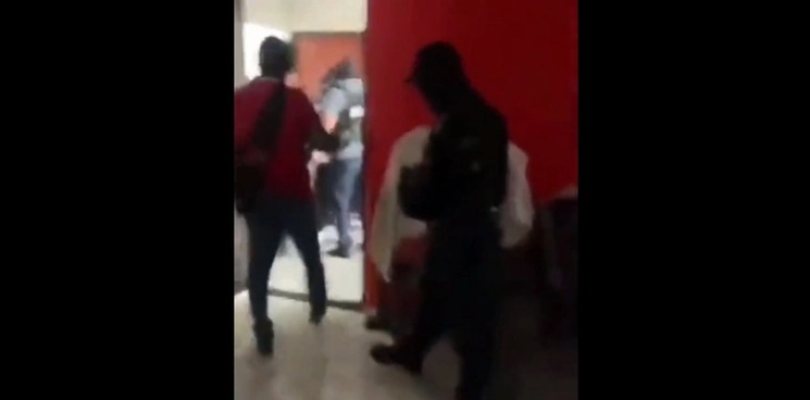 El periodista grabó el allanamiento y lo difundió en vivo en sus redes.
