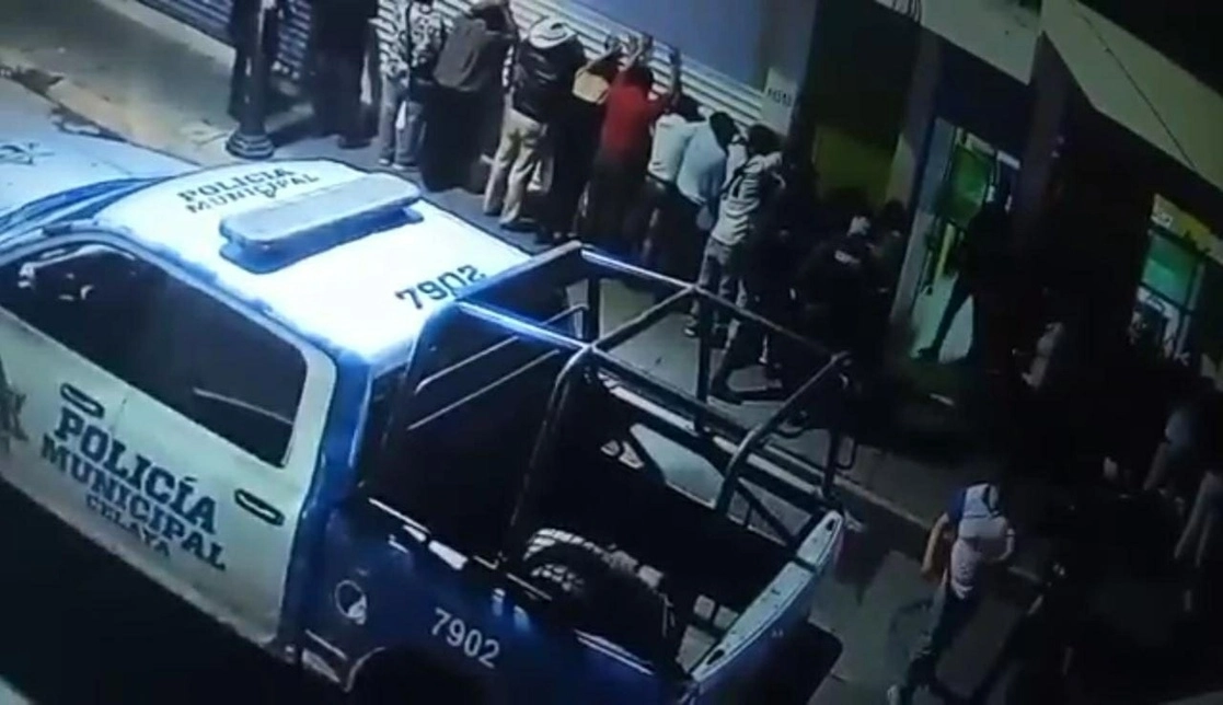El abuso policiaco fue cometido anoche por los oficiales que tripulaban la patrulla 7902, afuera de un bar en Celaya. Foto tomada de un video difundido en Twitter