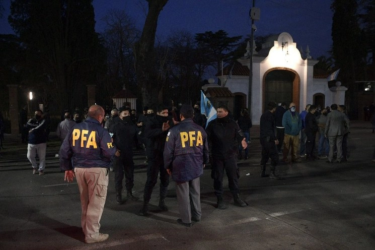 Policías de la Provincia de Buenos Aires, vestidos de negro, dialogan con sus pares de la Federal Argentina. Foto Afp