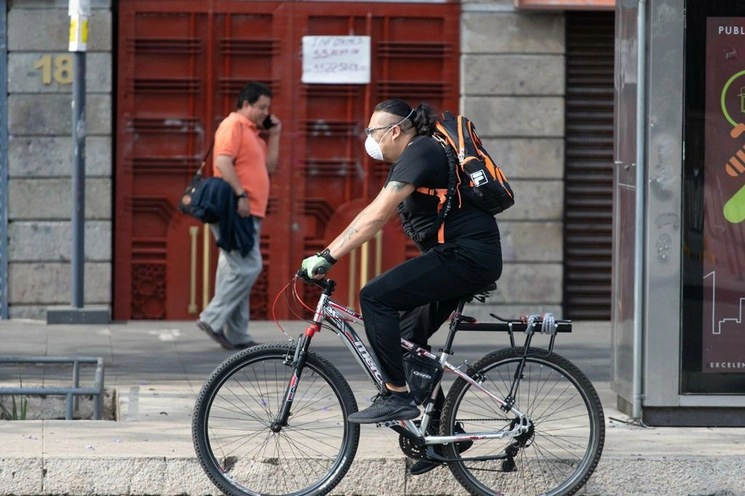 Ciudadanos transitan por la avenida Juárez durante la emergencia sanitaria por el Covid-19. Foto Pablo Ramos