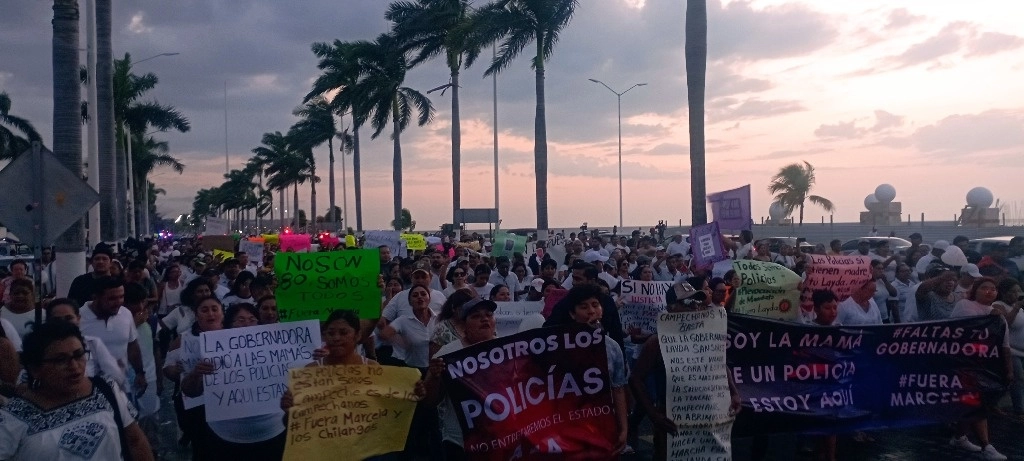 Protesta ciudadana en apoyo a los policías de Campeche. Foto Lorenzo Chim
