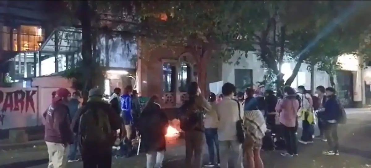 La SSC precisó que en lugar se realizaba un concierto y que los organizadores impidieron el ingreso de los sujetos, por lo que la intervención fue para garantizar la seguridad de los presentes y evitar una riña en el lugar. Foto