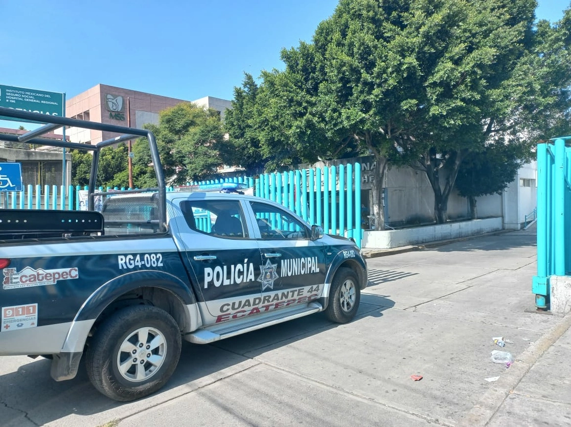 Policías apoyaron a una mujer en trabajo de parto en el municipio de Ecatepec. Foto La Jornada