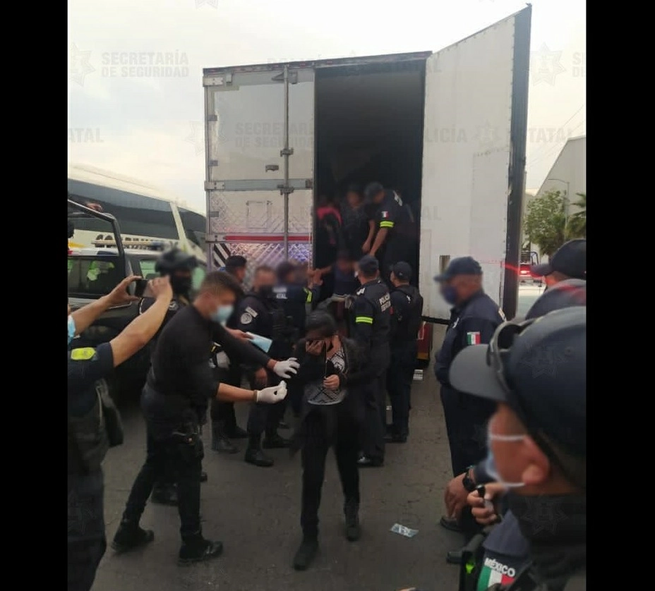 Policías mexiquenses auxilian a los 47 migrantes guatemaltecos en la autopista México-Querétaro, el 10 de abril de 2021. Imagen tomada del video difundido a través del Twitter @SS_Edomex