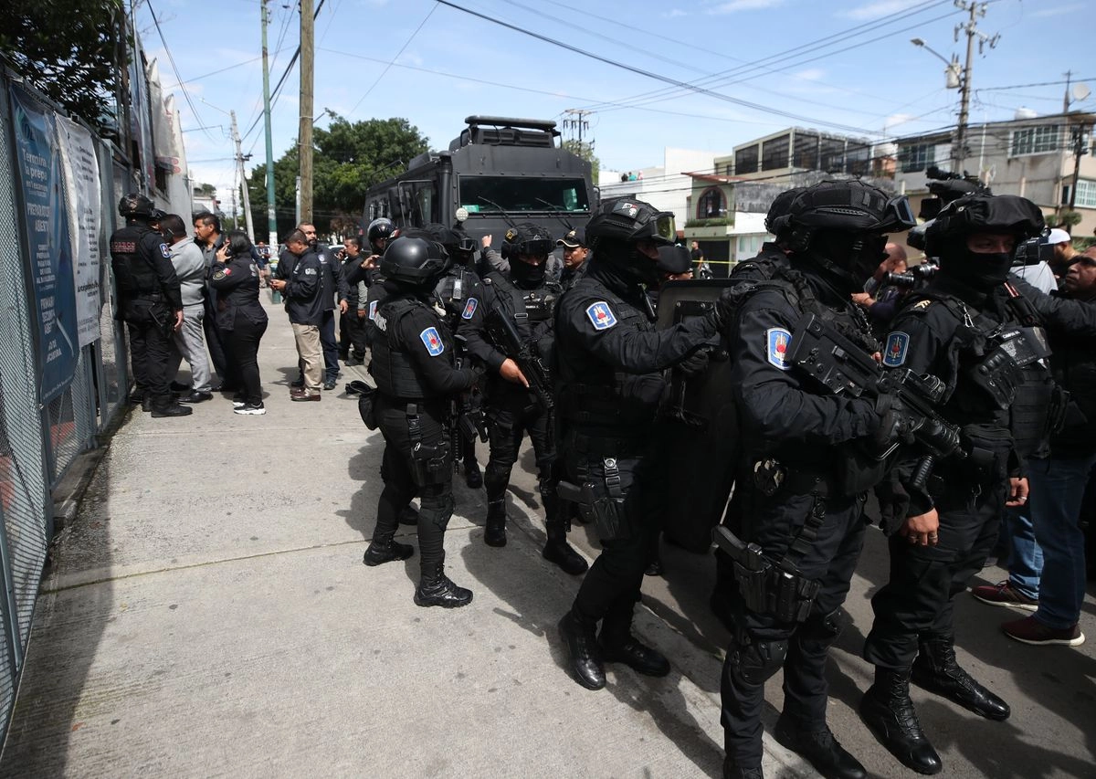 Personal de la Dirección de Asuntos Internos dialoga con un grupo de policías adscritos al sector La Raza que protesta contra malos tratos por parte de sus superiores. Foto 