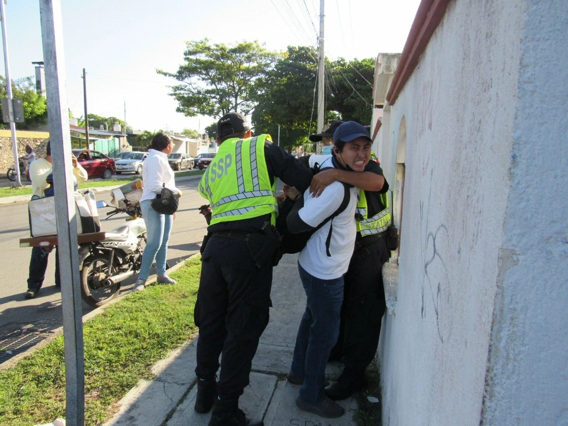 Gabriel Chan, del Diario de Yucatán, fue detenido con lujo de violencia por policías de la Secretaría de Seguridad Pública cuando cumplía con su labor periodística. Foto cortesía Fernando Acosta