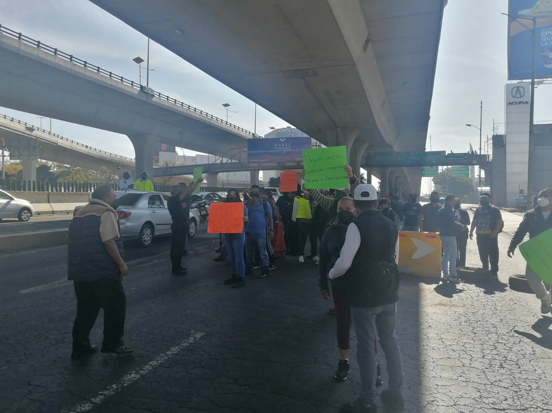 Policías municipales se manifestaron este miércoles, y durante más de dos horas realizaron bloqueos intermitentes en Periférico Norte. Foto Silvia Chávez González